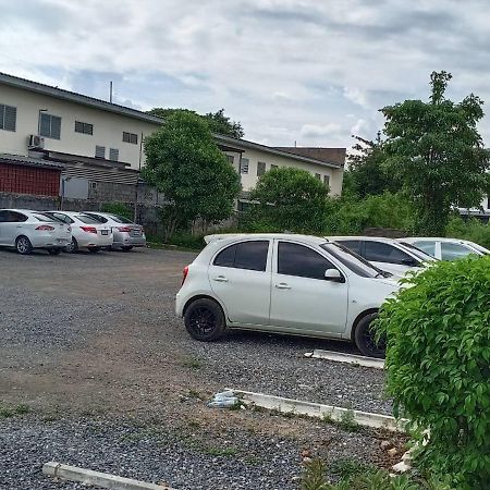 Apartmán โสดาอพาร์ทเม้นท์​ Ban Lam Phak Kut Exteriér fotografie