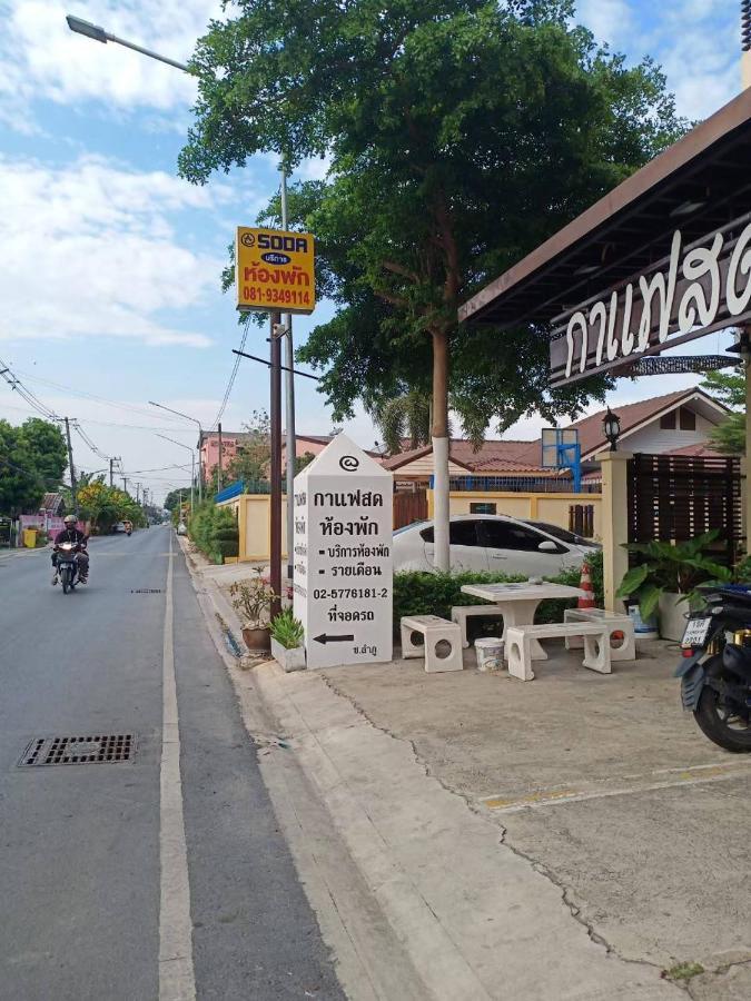 Apartmán โสดาอพาร์ทเม้นท์​ Ban Lam Phak Kut Exteriér fotografie